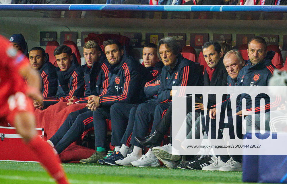 Champions League, Munich-Piraeus, Munich November 6, 2019. Hansi FLICK, FCB interims coach, team manager, Jerome BOATENG (FCB 17) Thiago ALCANTARA, FCB 6 Philippe COUTINHO, FCB 10 Mickael (Michael) CUISANCE, FCB 11 Ivan PERISIC, FCB 14 Sven ULREICH, FCB 26 Torwart Dr. Hans-Wilhelm Müller-Wohlfahrt, FCB Mannschaftsarzt, Kathleen KRUEGER, Teammanager FCB Hasan ( Brazzo ) Salihamidzic, FCB director Hermann GERLAND, (der Tiger) FCB assistant coach, Leiter des FCB Campus , FC BAYERN MUNICH - OLYMPIACOS PIRAEUS 2-0 UEFA Football Champions League , Munich, November 06, 2019, Season 2019 2020, group stage ,group B, FCB, Reds, Bavaria, München