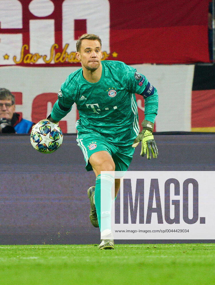 Champions League, Munich-Piraeus, Munich November 6, 2019. Manuel NEUER, FCB 1 whole figure, action, single image, single action, FC BAYERN MUNICH - OLYMPIACOS PIRAEUS 2-0 UEFA Football Champions League , Munich, November 06, 2019, Season 2019 2020, group stage ,group B, FCB, Reds, Bavaria, München