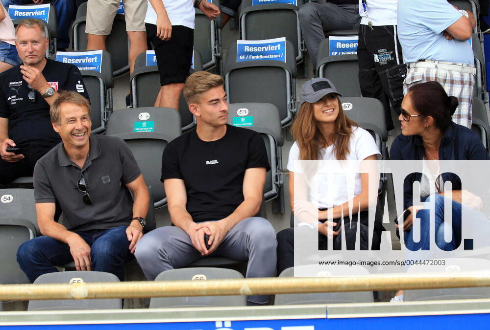 GER, 1.FBL, Hertha BSC VS. Hallenser FC 15.08.2018, Amateurstadion, Berlin, GER, 1.FBL, Hertha BSC VS. Hallenser FC, im Bild Familie Klinsmann, Jonathan Klinsmann (Hertha BSC Berlin 33), Juergen, Tochter Laila, Ehefrau Debbie Chin