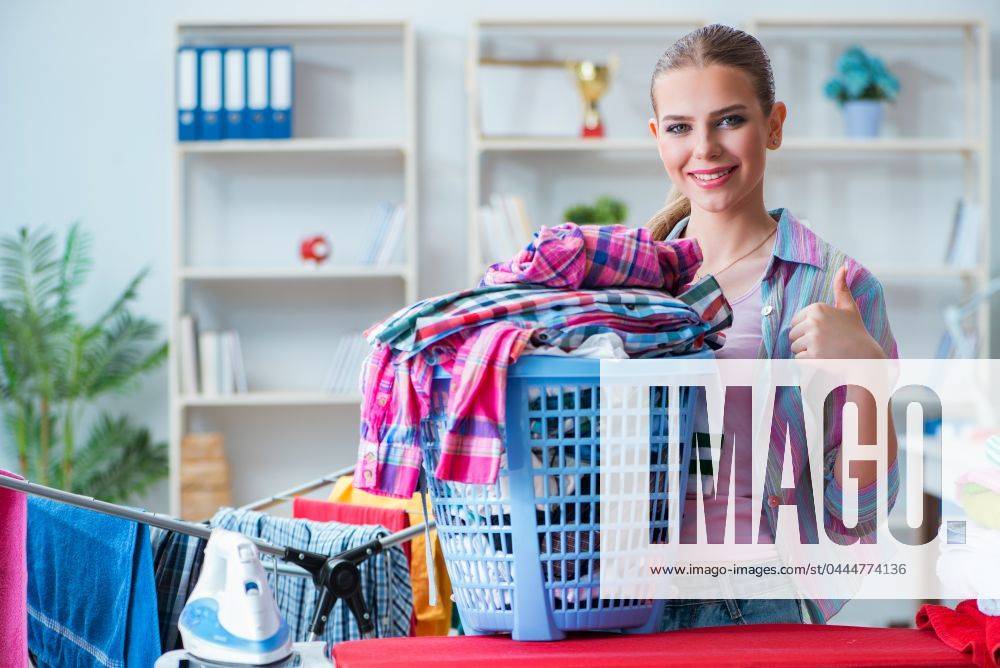 Young housewife doing laundry at home ,model released, Symbolfoto