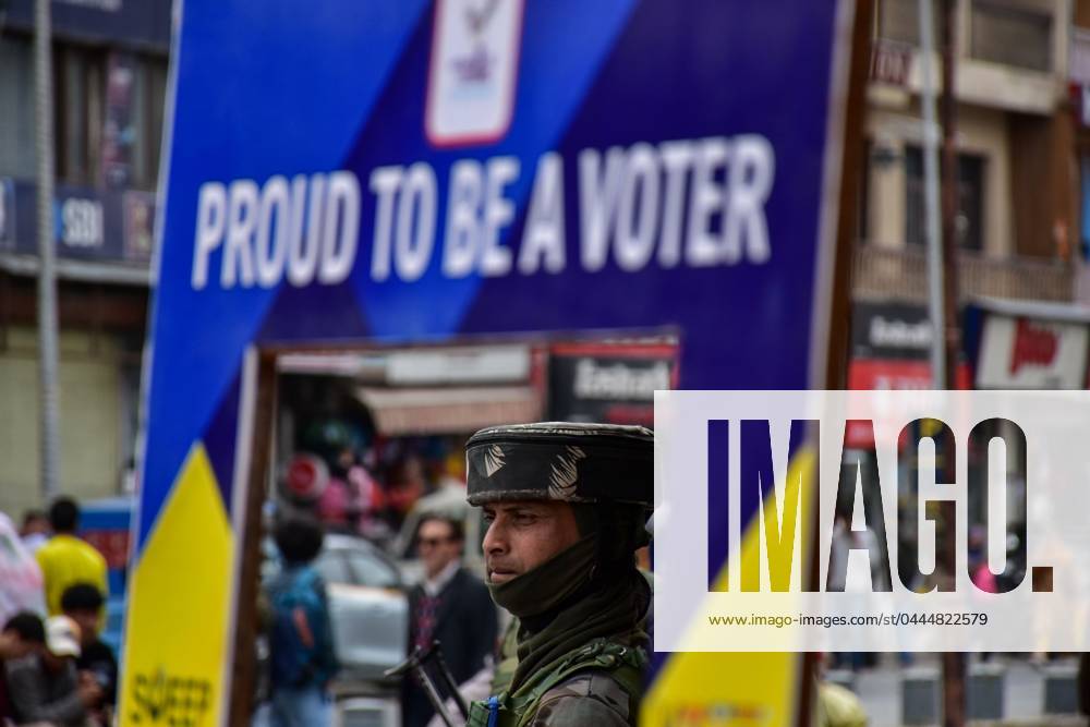 A paramilitary trooper keeps vigil during an event organised by the District Election Office to raise awareness about voting in India s upcoming general elections in Srinagar. Srinagar India - ZUMAs197 20240413_aaa_s197_003
