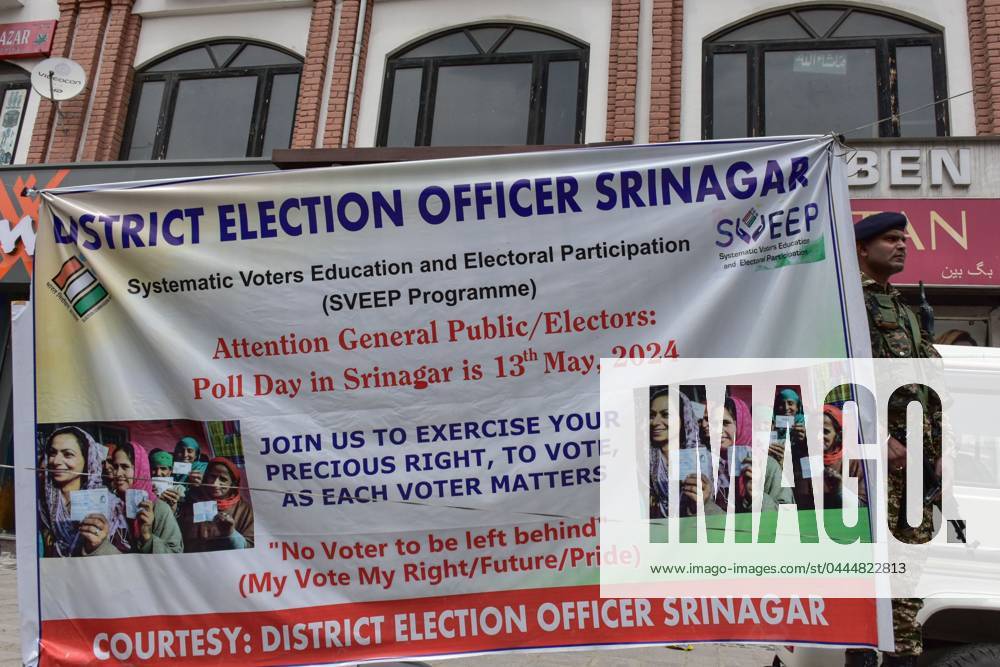 A paramilitary trooper stands alert during an event organised by the District Election Office to raise awareness about voting in India s upcoming general elections in Srinagar. Srinagar India - ZUMAs197 20240413_aaa_s197_011
