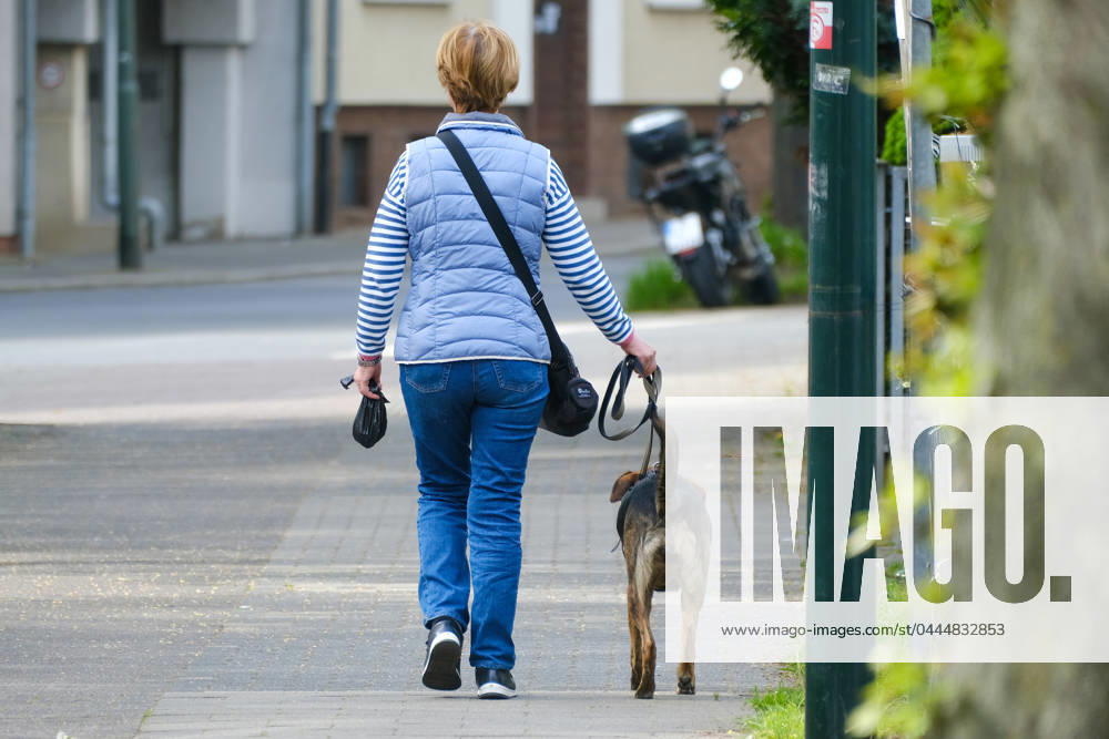 Düsseldorf 13.04.2024 Hund Hunde Gassi gehen gassigehen Spaziergänger spazieren Spaziergang Hundekot Hundekotbeutel Kotbeutel Hundescheisse Hundehaufen Düsseldorf Nordrhein-Westfalen Deutschland