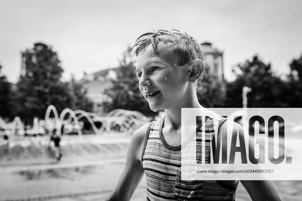 IMAGO Creative, Jahreszeit Sommer, Hitze Child covered in water drops at city fountain during summer Chicago, Illinois, United States CR_WEKW24041126-1397450-01 ,model released, Symbolfoto