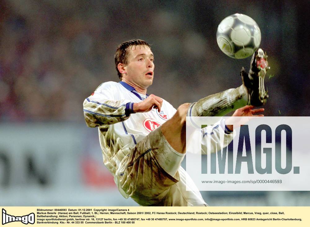 Markus Beierle (Hansa) am Ball Fußball 1. BL Herren Saison 2001 2002, FC Hansa Rostock Einzelbild Ostseestadion Rostock Dynamik,