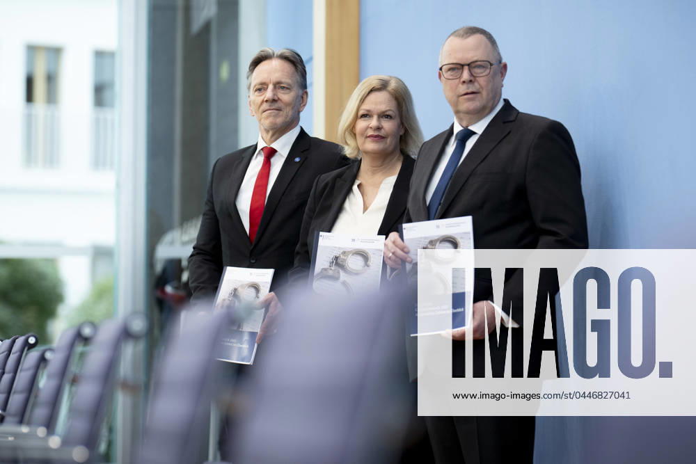 Muench, Faeser, Stuebgen - Kriminalstatistik DEU, Deutschland, Germany, Berlin, 09.04.2024 Holger Muench , Praesident des Bundeskriminalamtes BKA , Nancy Faeser , Bundesinnenministerin SPD , und Michael Stuebgen , Vorsitzender der innenministerkonferenz und Innenminister des Landes Brandenburg (v.l.n.r.) waehrend der Bundespressekonferenz zum Thema Polizeiliche Kriminalstatistik 2023 in Berlin Deutschland Münch Stübgen en: Holger Muench , President of the Federal Criminal Police Office BKA, Nancy Faeser , German Interior Minister SPD , and Michael Stuebgen , Interior Minister of the State of Brandenburg (f.l.t.r.) during the federal press conference on the national crime statistics for 2023 in Berlin Germany Stübgen