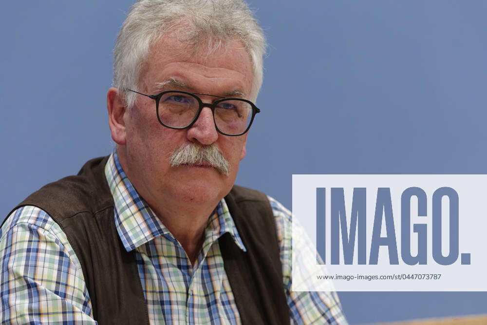 Sachverständigenrat will Renaturierung 2024-04-19 Deutschland, Berlin - Bundespressekonferenz zum Thema: Warum Deutschland eine Politik zur Wiederherstellung der Natur braucht. Im Bild Prof. Josef Settele, Ratsmitglied des Sachverständigenrats für Umweltfragen (SRU), Fachgebiet Biodiversität,
