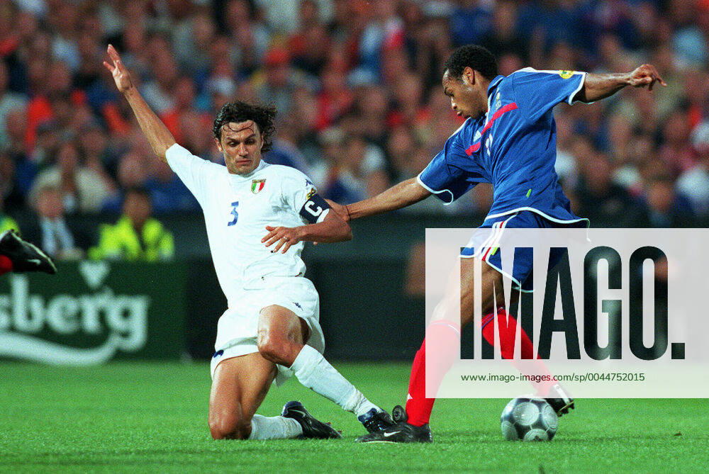 Fußball, EM Finale 2000 in Rotterdam, Frankreich - Italien 2-1 n.V. Paolo Maldini & Thierry Henry France V Italy France V Italy Euro 2000 Final