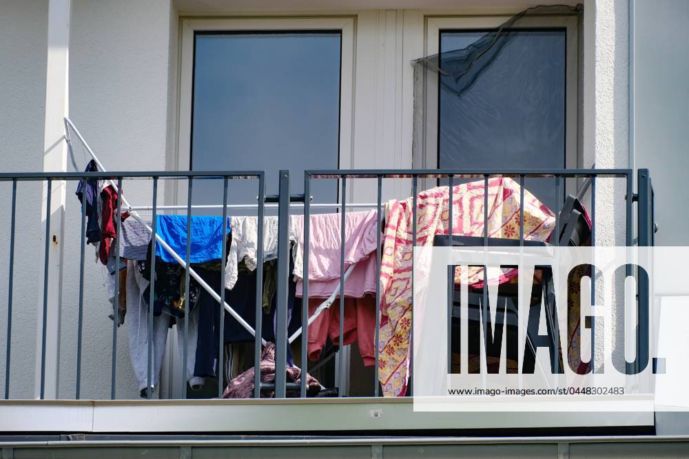Düsseldorf 23.04.2024 Wäscheständer bunte Wäscheleine Wäscheklammern nachhaltig umweltschonend nasse Wäsche an der Luft trocknen Balkon Solarenergie Windernergie Sonnenlicht Sonnenwärme Sonnenhitze Strom sparen keinen Wäschetrockner Stromverbrauch Düsseldorf Nordrhein-Westfalen Deutschland