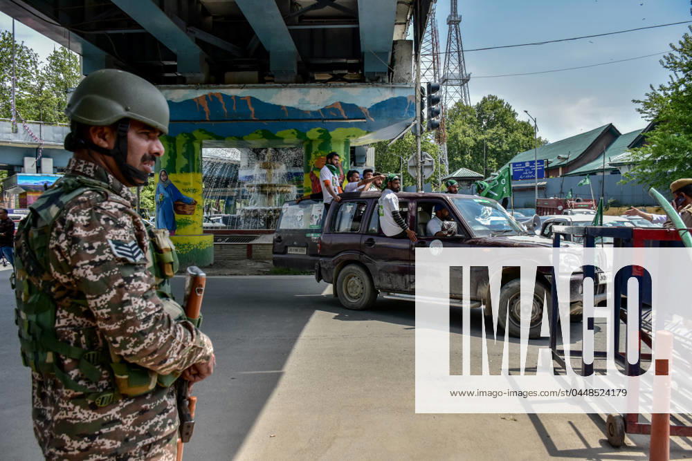 A paramilitary trooper stands alert as supporters of Peoples Democratic Party (PDP) take part in an election rally in Srinagar. Srinagar India - ZUMAs197 20240424_aaa_s197_008