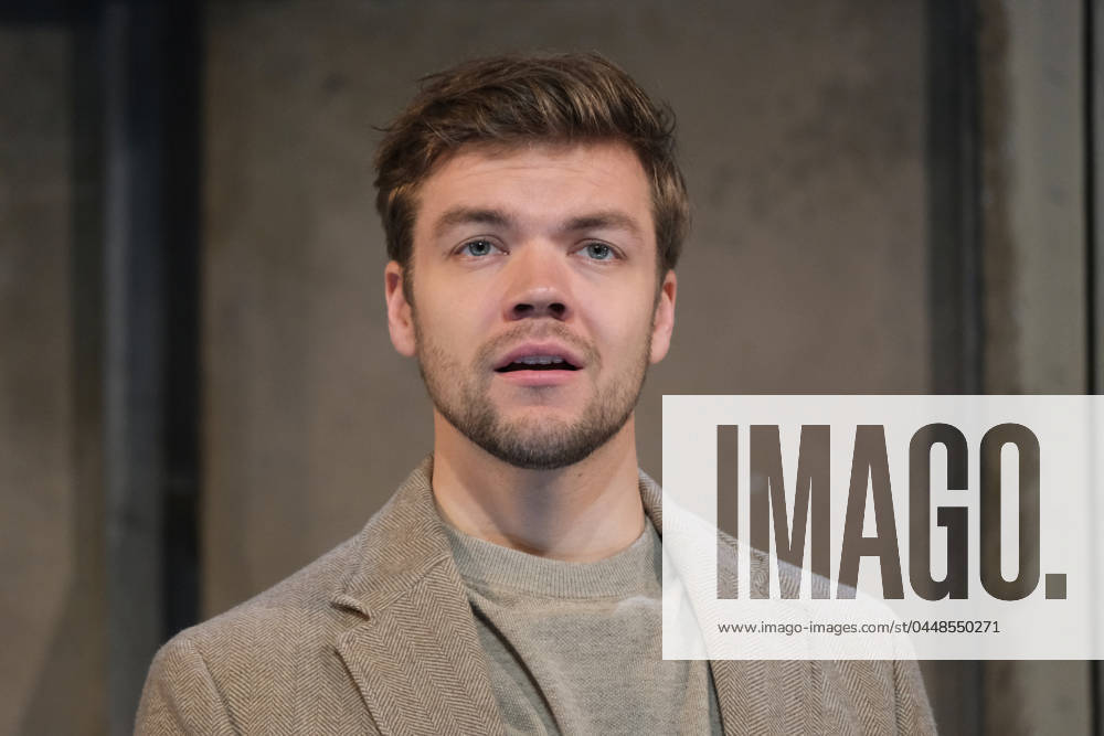 Lennart Hillmann spielt im Theaterstück Der einsame Weg von Arthur Schnitzler, Fotoprobe am 24.4.2024 im Ernst Deutsch Theater Hamburg