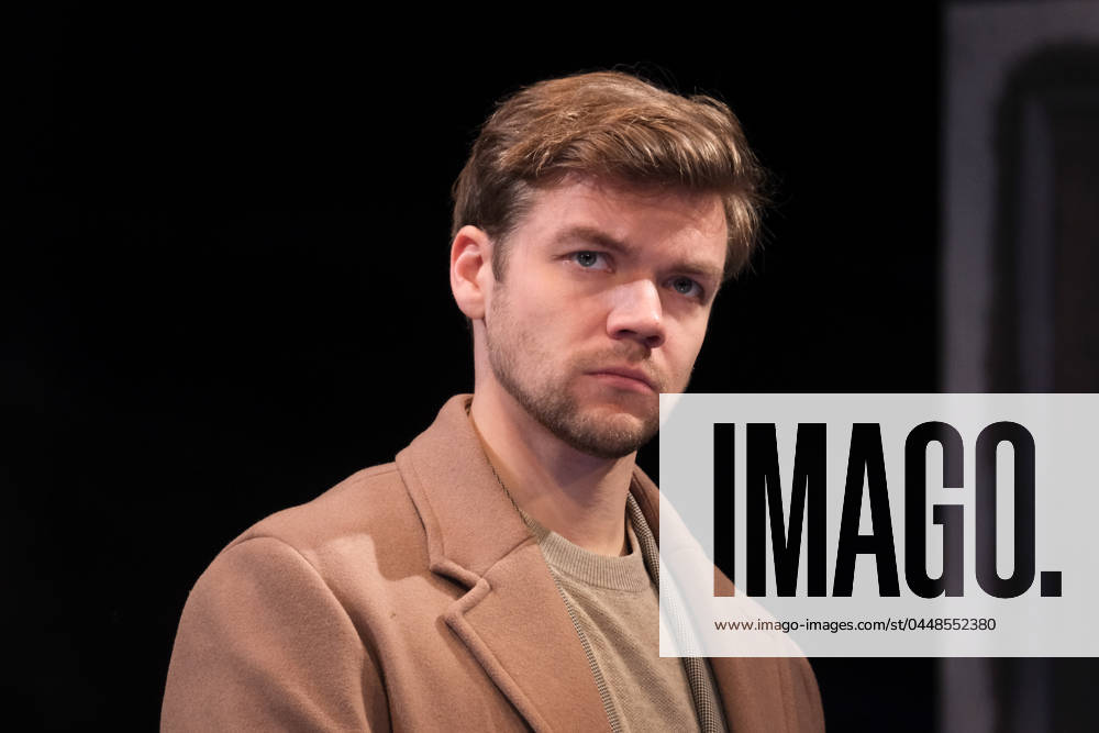Lennart Hillmann spielt im Theaterstück Der einsame Weg von Arthur Schnitzler, Fotoprobe am 24.4.2024 im Ernst Deutsch Theater Hamburg