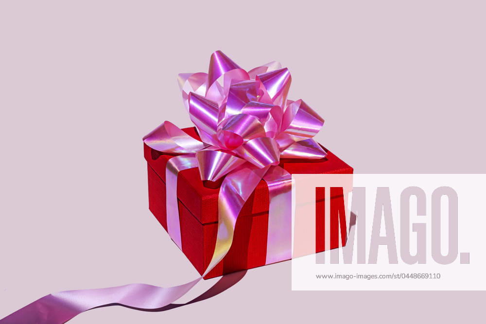 Red gift box against pink background, RDTF00125
