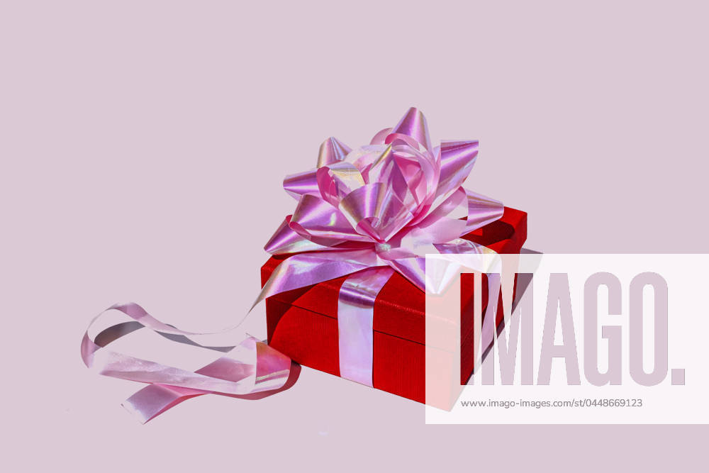 Red gift box against pink background, RDTF00126