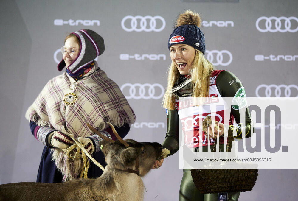 Bilder des Jahres 2019, Sport 11 November Winner Mikaela Shiffrin USA with Raider after the Alpine Skiing World Cup Ladies Slalom race at Levi 23. November 2019 in Levi, Finland.