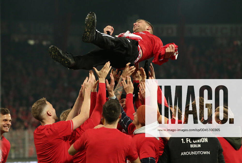 Bilder des Jahres 2019, Sport 11 November Capo Vorsänger Fabian Voss Vossi wird nach 13 Jahren verabschiedet, Mannschaft feiert 2:0 Sieg Fußball Fussball DFL Bundesliga Herren Saison 2019 2020 23.11.2019 1.FC Union Berlin FCU vs. Borussia Mönchengladbach BMG DFL regulations prohibit any use of photographs as image sequences and or quasi-video.