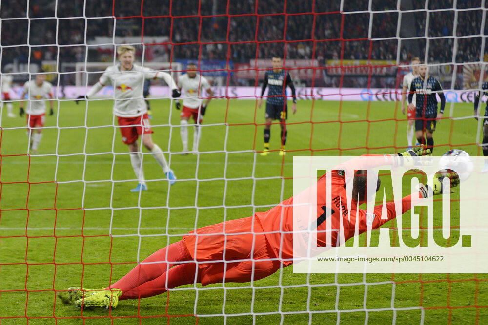 Bilder des Jahres 2019, Sport 11 November Fußball Bundesliga, Saison 2019 2020, 12. Spieltag, RB Leipzig vs. 1. FC Köln (23.11.2019) Emil Forsberg (Angreifer RB Leipzig, Rueckennummer 10, 10) (hinten links) erzielt das 2:0 per Foulelfmeter gegen Timo Horn (Torwart Koeln, Rueckennummer 1) (vorn) beim Bundesliga-Spiel Leipzig gegen Köln (23.11.2019). Horn streckt sich vergebens. Leipzig Sachsen Deutschland Red-Bull Arena