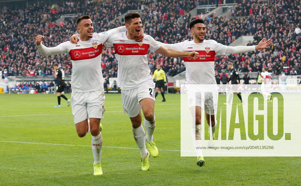 Bilder des Jahres 2019, Sport 11 November 24.11.2019 Deutschland, Stuttgart, Fußball 2. Bundesliga 14. Spieltag, VfB Stuttgart vs. Karlsruher SC: Jubel über das Tor zum 1:0, v.l. Torschütze Philipp Förster, Mario Gomez, Nicolas Gonzalez (VfB) DFL REGULATIONS PROHIBIT ANY USE OF PHOTOGRAPHS AS IMAGE SEQUENCES AND OR QUASI-VIDEO. Gemäß den Vorgaben der DFL Deutsche Fußball Liga ist es untersagt, in dem Stadion und oder vom Spiel angefertigte Fotoaufnahmen in Form von Sequenzbildern und oder videoähnlichen Fotostrecken zu verwerten bzw. verwerten zu lassen.