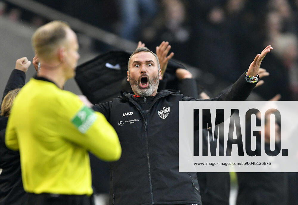 Bilder des Jahres 2019, Sport 11 November TOR zum 3:0 Hamadi Al Ghaddioui VfB Stuttgart Torjiubel bei Trainer Cheftrainer Coach Tim Walter VfB Stuttgart VfB Stuttgart vs Karlsruher SC KSC 24.11.2019 DFL REGULATIONS PROHIBIT ANY USE OF PHOTOGRAPHS AS IMAGE SEQUENCES AND OR QUASI-VIDEO VfB Stuttgart vs Karlsruher SC KSC