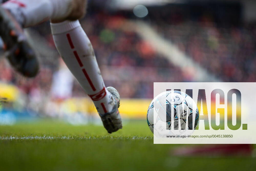 Bilder des Jahres 2019, Sport 11 November 24.11.2019, Fussball, GER, Saison 2019 2020, 2. Bundesliga, 14. Spieltag, SSV Jahn Regensburg - 1. FC Heidenheim Max Besuschkow (SSV Jahn Regensburg) beim Eckball DFL REGULATIONS PROHIBIT ANY USE OF PHOTOGRAPHS AS IMAGE SEQUENCES AND OR QUASI-VIDEO.