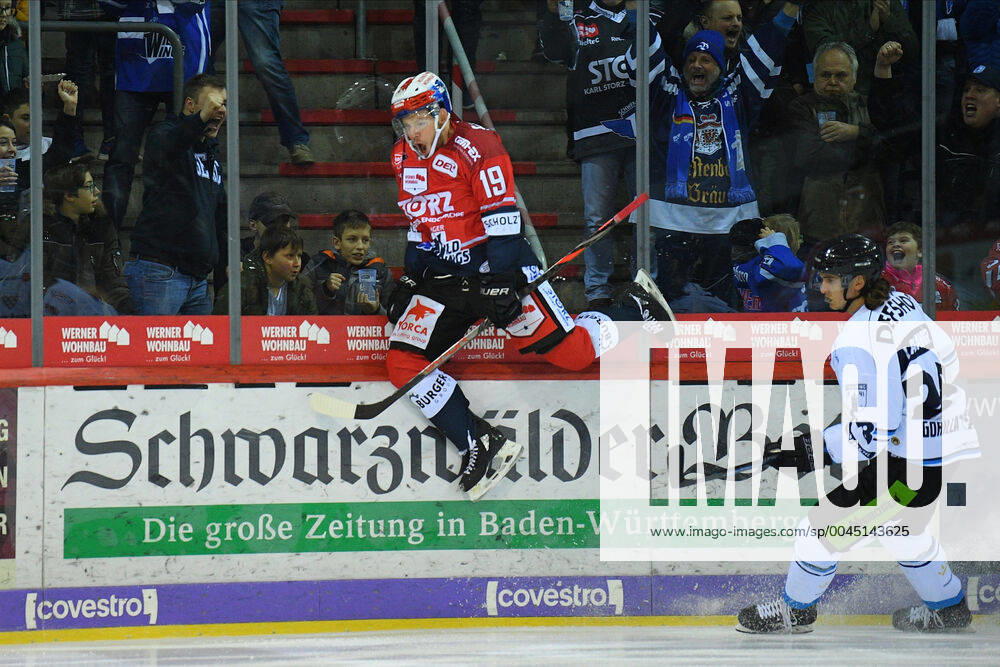Bilder des Jahres 2019, Sport 11 November Matthew Carrey (Schwenninger Wild Wings) GER, Eishockey, DEL, Schwenninger Wild Wings - Straubing Tigers, 24.11.2019 Villingen-Schwenningen