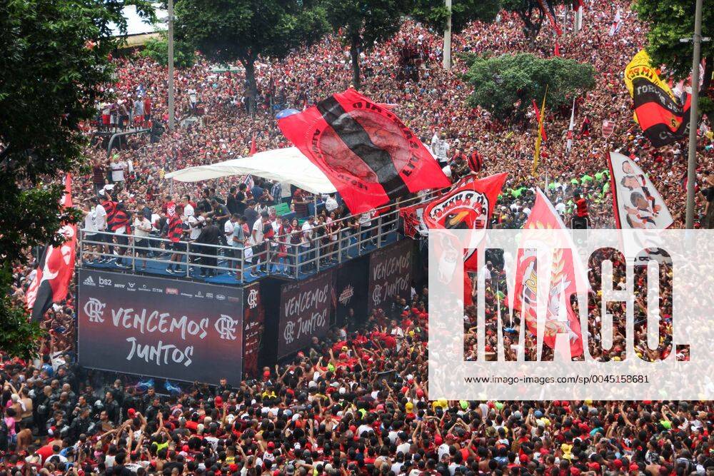 Bilder des Jahres 2019, Sport 11 November November 24, 2019, Rio De Janeiro, RJ, Brasil: RIO DE JANEIRO, RJ, 24.11.2019: Thousands of people gather this Sunday (24), in Candelo¡ria, downtown Rio de Janeiro, to follow the victory parade of the Flamengo players who won the America Liberators Cup 2019.Foto: o°rica Martin FLAMENGO WINNING PARADE AMERICA LIBERATORS CUP 2019 - ZUMAa187 20191124_zsa_a187_041