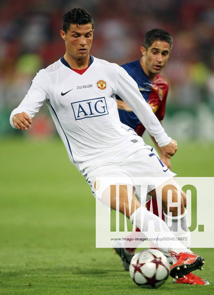 Cristiano Ronaldo (Manchester United, li.) gegen Sylvinho (FC Barcelona) - (200905277479) Fußball EC 1 Herren Champions League Finale 2008 2009, Manu - Barca 0:2 Gruppe Rom Dynamik,