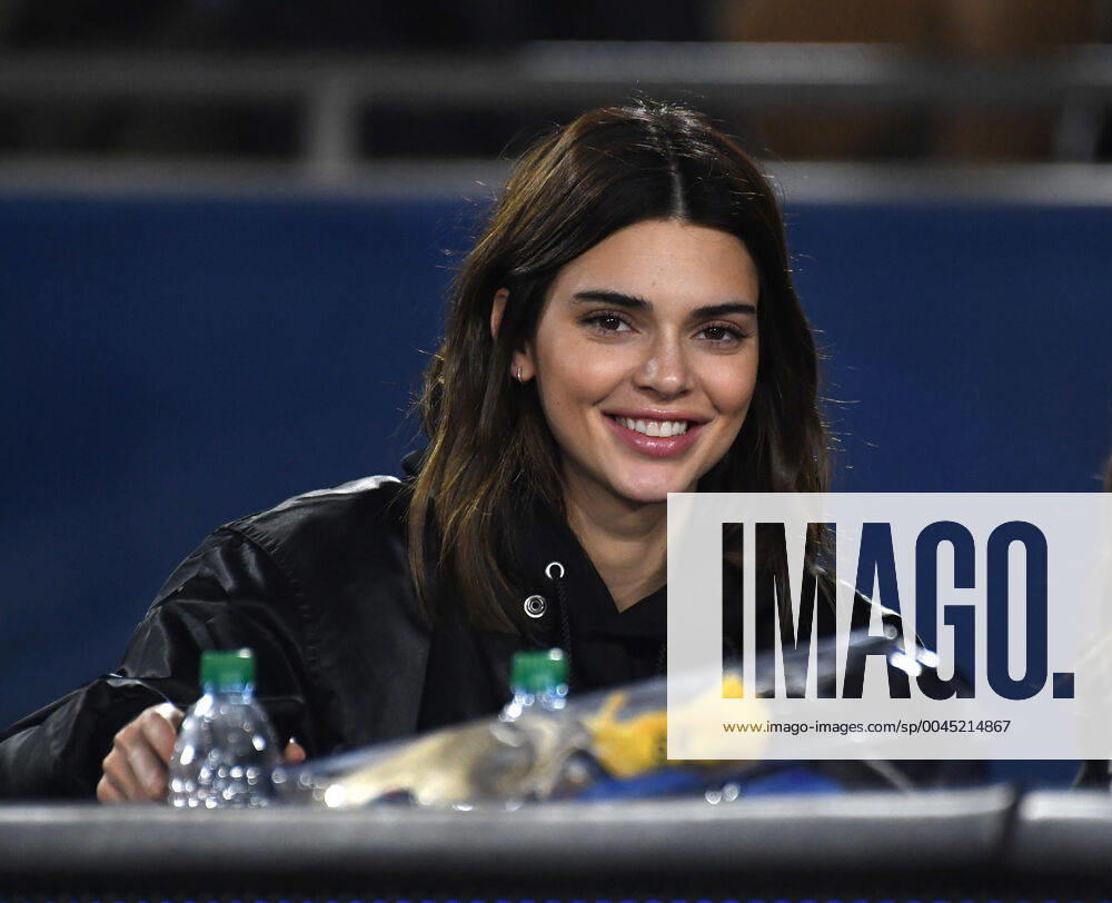 Bilder des Jahres 2019, Sport 11 November Celebrity Kendall Jenner smiles during the Baltimore Ravens game against the Los Angeles Rams at the United Airlines Coliseum in Los Angeles, on Monday, November 25, 2019. LAP20191125808 JONxSOOHOO