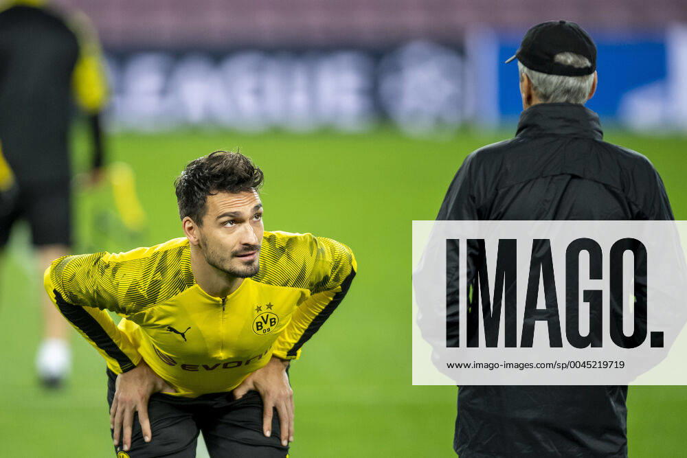Bilder des Jahres 2019, Sport 11 November Fussball, Champions League, Saison 2019 2020, 5. Spieltag: Pressekonferenz von Borussia Dortmund am 26.11.2019 im Camp Nou in Dortmund (Spanien). Dortmunds Trainer Lucien Favre (r.) spricht mit Dortmunds Mats Hummels