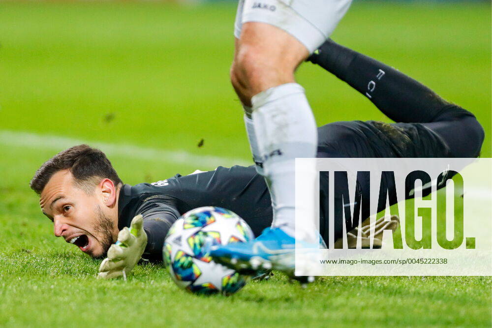 Bilder des Jahres 2019, Sport 11 November MOSCOW, RUSSIA - NOVEMBER 26, 2019: FC Lokomotiv Moscow s goalkeeper Guilherme Marinato in the 2019 20 UEFA Champions League Group D football match between FC Lokomotiv Moscow and FC Bayer Leverkusen at RZD Arena. Mikhail Japaridze TASS TS0C4E52
