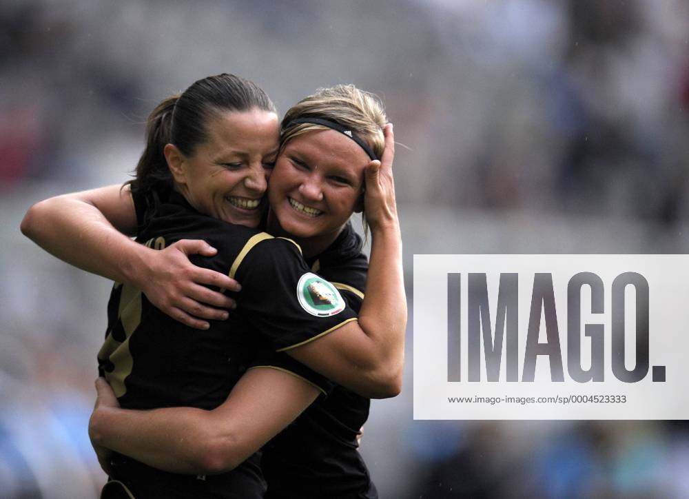 Inka Grings (li.) und Alexandra Popp (beide Duisburg) - Torjubel Fußball Damen DFB Pokal Finale 2008 2009, Pokalspiel, Pokalfinale, Frauen, Frauenfußball, FCR 2001 Duisburg Gruppe Berlin Freude,