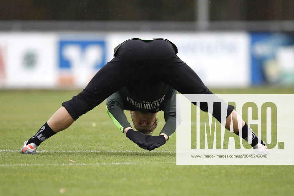 Bilder des Jahres 2019, Sport 11 November 27.11.2019, Mehrkampfanlage Hannover 96, Hannover, Hannover 96 beim Training auf der Mehrkampfanlage, im Bild Matthias Ostrzolek (22, Hannover) macht Dehnuebungen Training von Hannover 96 auf der Mehrkampfanlage