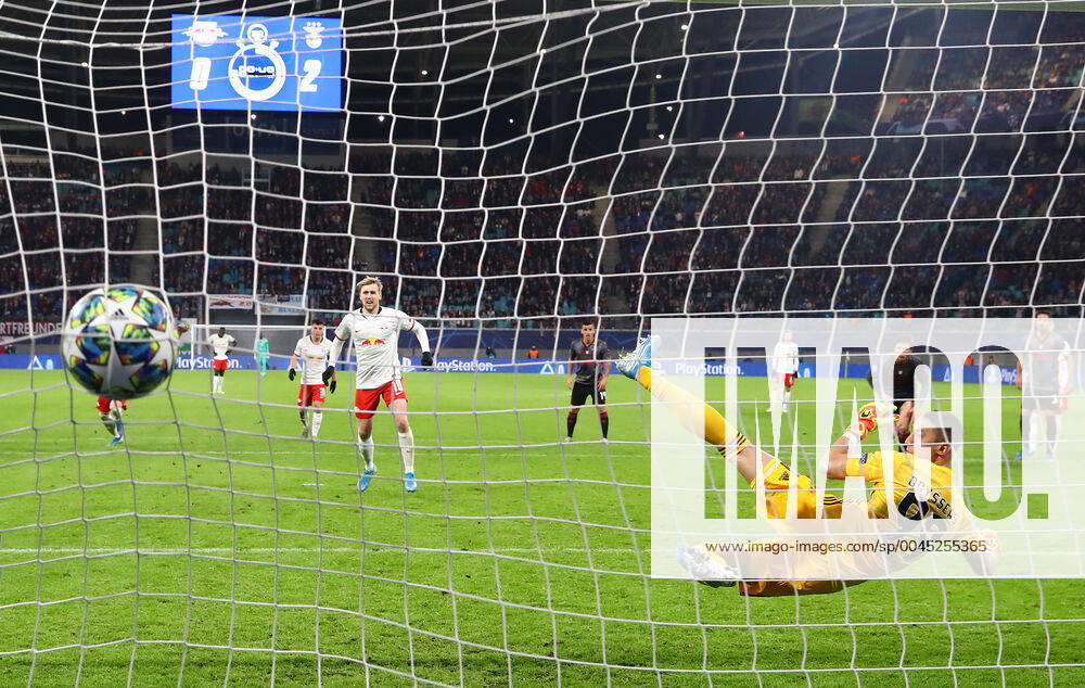 Bilder des Jahres 2019, Sport 11 November RB Leipzig - Benfica Champions League Leipzig, 27.11.2019, Red Bull Arena, Fussball, Champions league , RB Leipzig (GER) vs. Benfica Lissabon (POR) , Im Bild: Tor für Leipzig. Emil Forsberg verwandelt gegen Torwart Odysseas Vlachodimos (99, Benfica) einen Elfmeter zum 1:2 Anschluss. ,