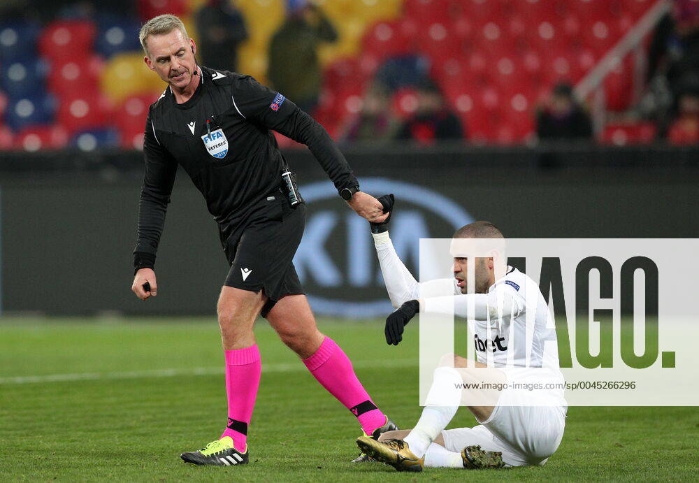 Bilder des Jahres 2019, Sport 11 November MOSCOW, RUSSIA â€“ NOVEMBER 28, 2019: Referee Jakob Kehlet (L) and Ludogorets Razgrad s Georgi Terziev after their 2019 20 UEFA Europa League Group H Round 5 football match against CSKA Moscow, at VEB Arena Stadium. Gavriil Grigorov TASS TS0C53AC