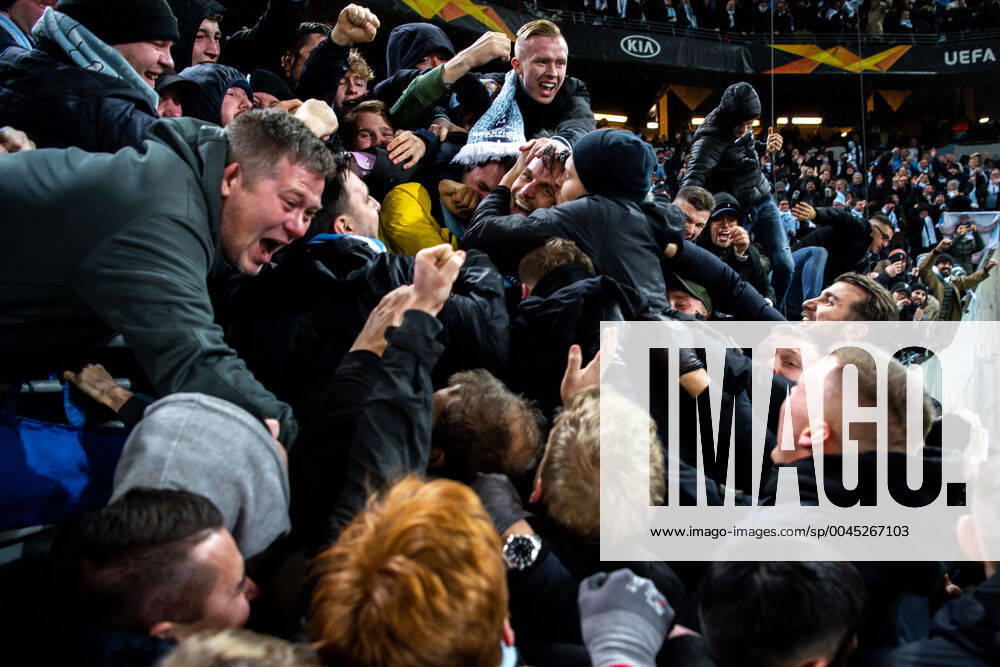 Bilder des Jahres 2019, Sport 11 November 191128 Erdal Rakip and Markus Rosenberg of Malmö FF celebrate with supporters after 4-3 during the Europa league match between Malmö FF and Dynamo Kiev on November 28, 2019 in Malmö. Photo: Petter Arvidson BILDBYRAN kod PA 92394 bbeng fotboll fotball football europa league soccer Malmö FF Dynamo Kiev jubel publik