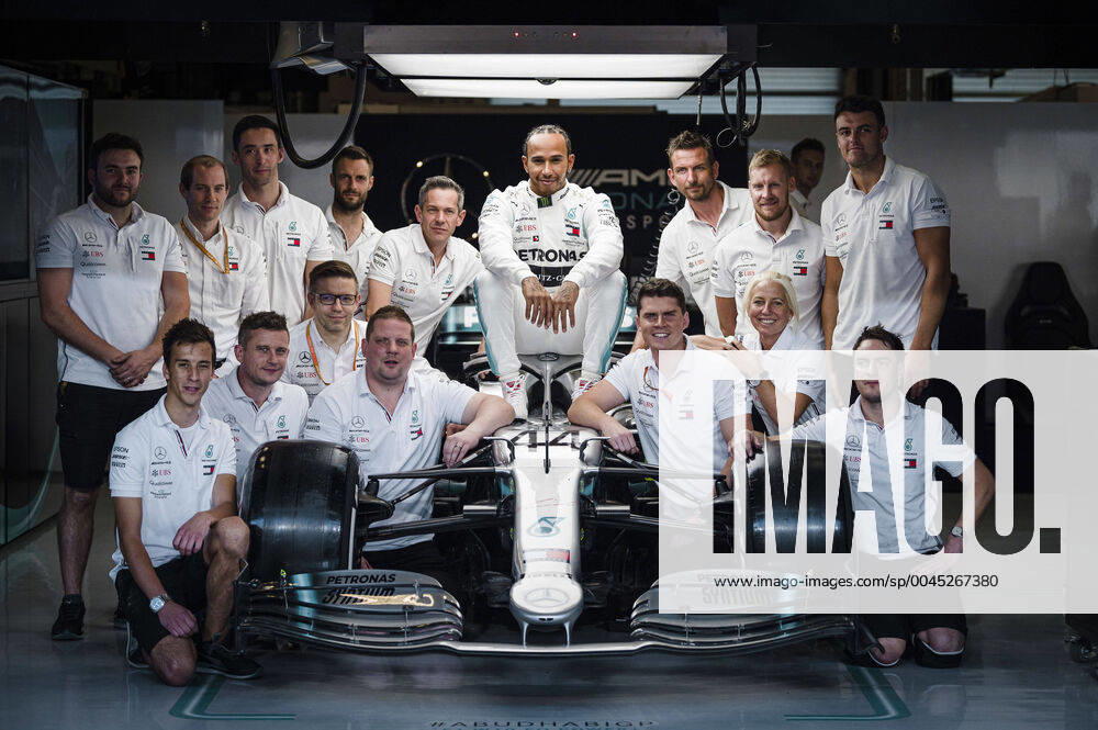 Bilder des Jahres 2019, Sport 11 November Motorsports: FIA Formula One World Championship, WM, Weltmeisterschaft 2019, Grand Prix of Abu Dhabi, 44 Lewis Hamilton (GBR, Mercedes AMG Petronas Motorsport) and his team Abu Dhabi United Arab Emirates