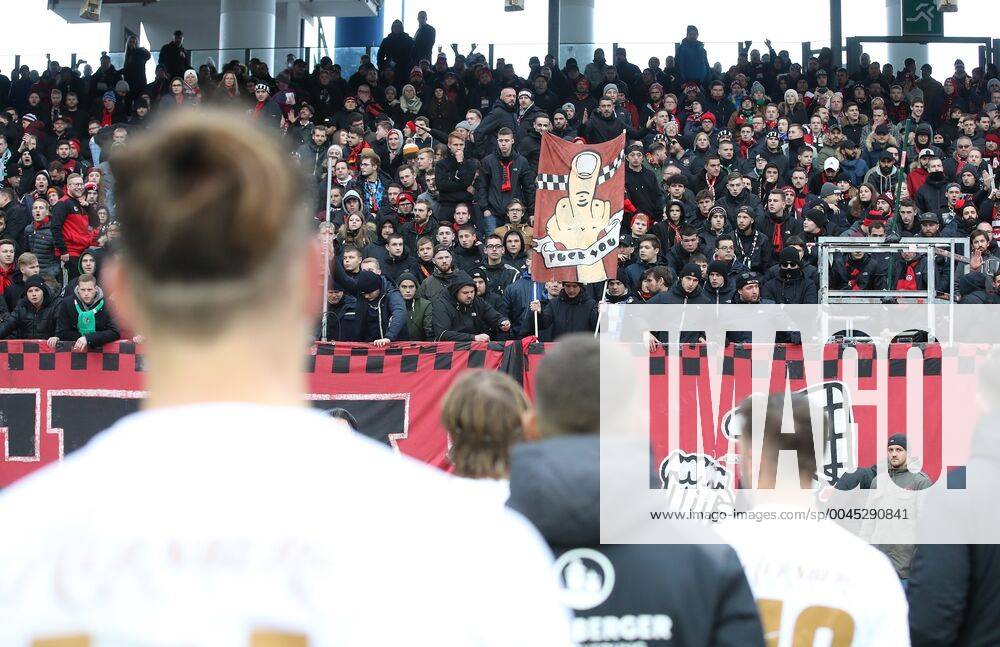 Bilder des Jahres 2019, Sport 11 November 30.11.2019 - Fussball - Saison 2019 2020 - 2. Fussball - Bundesliga - 15. Spieltag: 1. FC Nürnberg Nuernberg FCN ( Club ) - SV Wehen Wiesbaden - DaMa - DFL regulations prohibit any use of photographs as image sequences and or quasi-video - Jens Keller (Trainer Cheftrainer Coach 1. FC Nürnberg FCN ) und Mannschaft Team nach Spielende in der Nordkurve enttäuscht Enttäuschung - bei den Clubfan Clubfans FCN-Fans Fans - Clubfan Clubfans FCN-Fans Fans wütend mit Doppelhalter - Fuck You