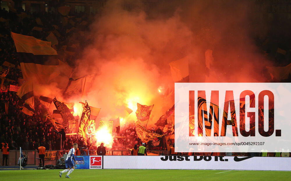 Bilder des Jahres 2019, Sport 11 November Pyrotechnik, Bengalos, Feuerwerk im Gästefanblock Fußball Fussball DFL Bundesliga Herren Saison 2019 2020 30.11.2019 Hertha BSC Berlin vs. BVB Borussia Dortmund DFL regulations prohibit any use of photographs as image sequences and or quasi-video.