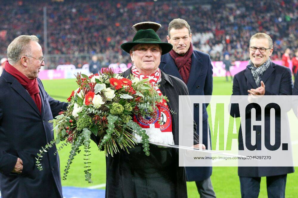 Bilder des Jahres 2019, Sport 11 November l-r: Vorstandsvorsitzender Karl-Heinz Rummenigge (FC Bayern Muenchen), Ehrenpraesident Uli Hoeness (FC Bayern Muenchen) wird geehrt und eine Loge nach ihm benannt die Uli Hoeness Lounge, FC Bayern Muenchen vs. Bayer 04 Leverkusen, 1.Bundesliga, 30.11.2019, DFB regulations prohibit any use of photographs as image sequences and or quasi-video Muenchen Bayern Deutschland