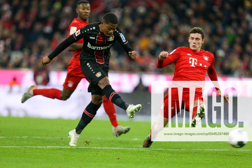 Bilder des Jahres 2019, Sport 11 November l-r: Leon Bailey 9 (Bayer 04 Leverkusen) trifft das Tor zum 0:1, Benjamin Pavard 5 (FC Bayern Muenchen) kann nicht helfen, FC Bayern Muenchen vs. Bayer 04 Leverkusen, 1.Bundesliga, 30.11.2019, DFB regulations prohibit any use of photographs as image sequences and or quasi-video Muenchen Bayern Deutschland