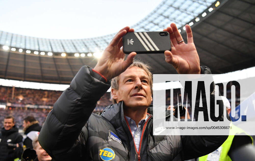 Bilder des Jahres 2019, Sport 11 November Jürgen Klinsmann (Trainer Hertha BSC), wird kurz vor Spielbeginn von den Fotografen belagert, dabei dreht er mit seinem smartphone seinen eigenn clip Hertha BSC Berlin - BVB Borussia Dortmund 1. Bundesliga 2019 2020, 1. BL, 1. Bundesliga, DFL, Fußball, Fussball, soccer, Herren, Männer, Maenner, Deutschland, Germany Berlin, 30.11.2019, Olympiastadion DFL REGULATIONS PROHIBIT ANY USE OF PHOTOGRAPHS AS IMAGE SEQUENCES AND OR QUASI-VIDEO