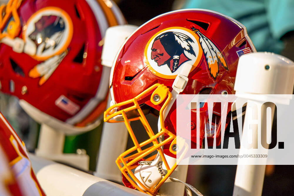 CHARLOTTE, NC - DECEMBER 01: A Washington Redskins helmet rest on the warmer behind the bench during the game between the Carolina Panthers and the Washington Redskins at Bank of America Stadium on December 01, 2019 in Charlotte, NC. (Photo by William Howard Icon Sportswire) NFL, American Football Herren, USA DEC 01 Redskins at Panthers Icon19120114