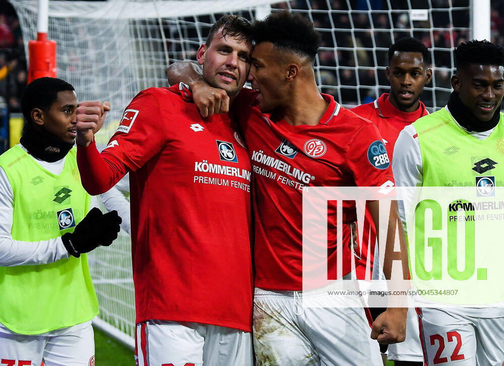 Fussball 1.Bundesliga, 1.FSV Mainz 05 - Eintracht Frankfurt v.l. celebrate the goal, Torjubel zum 2:1 fuer Mainz Torschuetze Adam Szalai (FSV Mainz 05), Karim Onisiwo (FSV Mainz 05) Foto Jan Huebner Scheiber Mainz