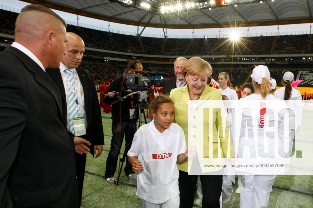 Bundeskanzlerin Angela Merkel (Deutschland) Hand in Hand mit einem Mädchen bei der Abschlussfeier des Internationalen Deutschen Turnfestes 2009 in Frankfurt M. Turnen Internationales Deutsches Turnfest 2009, Abschlussfeier, Abschluss, Feier Gruppe Frankfurt M.