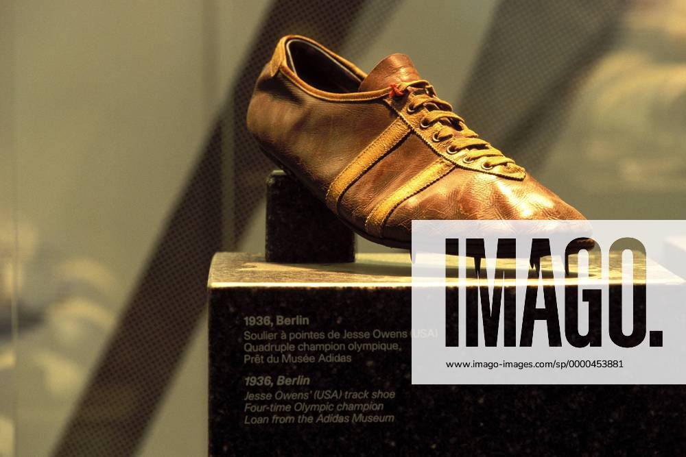 Original Laufschuh des mehrfachen Olympiasiegers Jesse Owens (USA) aus dem Jahre 1936 im IOC-Museum in Lausanne Leichtathletik OS Sommer Herren IOC Olympisches Museum 1995, Olympische Sommerspiele, Olympia, Olympiade, Spiele, Exponat, Exponate Einzelbild Lausanne
