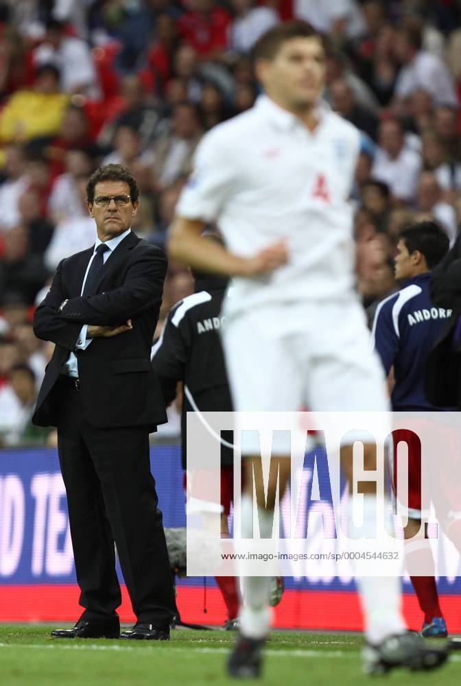 Nationaltrainer Fabio Capello (hi.) schaut zu Steven Gerrard (beide England) - Fußball Länderspiel Herren WM Qualifikation 2009, Nationalmannschaft Gruppe London