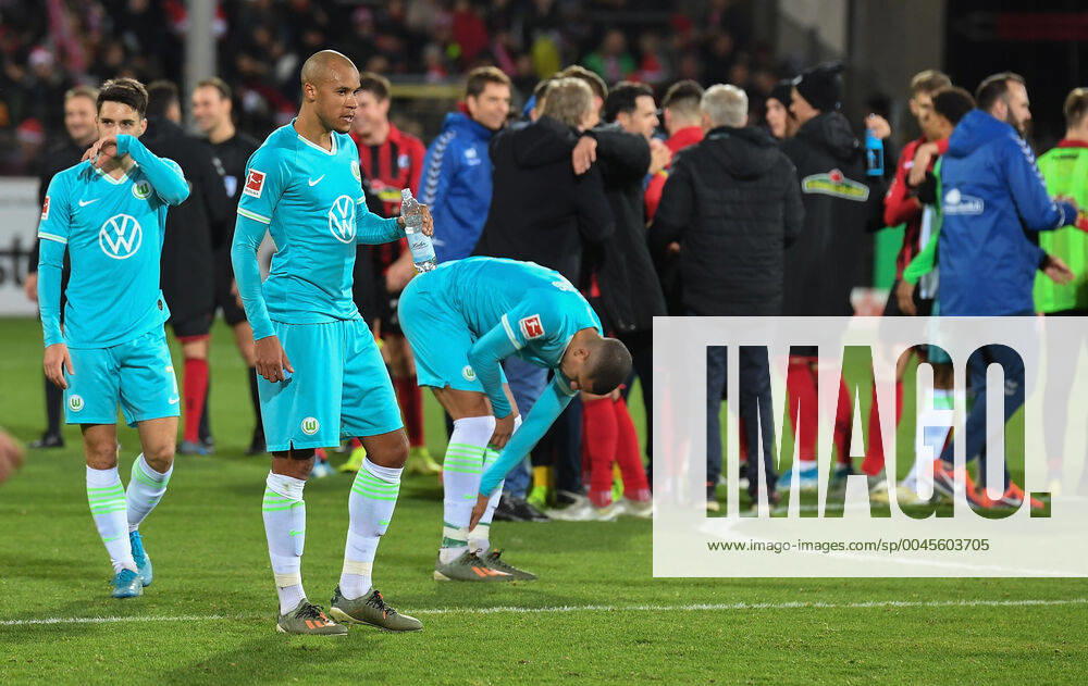 Fussball 1.Bundesliga, SC Freiburg - VfL Wolfsburg, v.l. Josip Brekalo (VfL Wolfsburg), Marcel Tisserand (VfL Wolfsburg), Jeffrey Bruma (VfL Wolfsburg), enttaeuscht, enttaeuscht schauend, dissapointed Freiburg