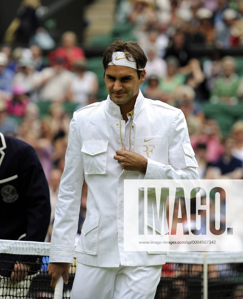 Roger Federer (Schweiz) - Einmarsch im weißen Nike Dress mit seinen Initialen Tennis Herren All England Championships 2009, ATP Tour, Grand Slam, Einzelbild Wimbledon o0 Weste London