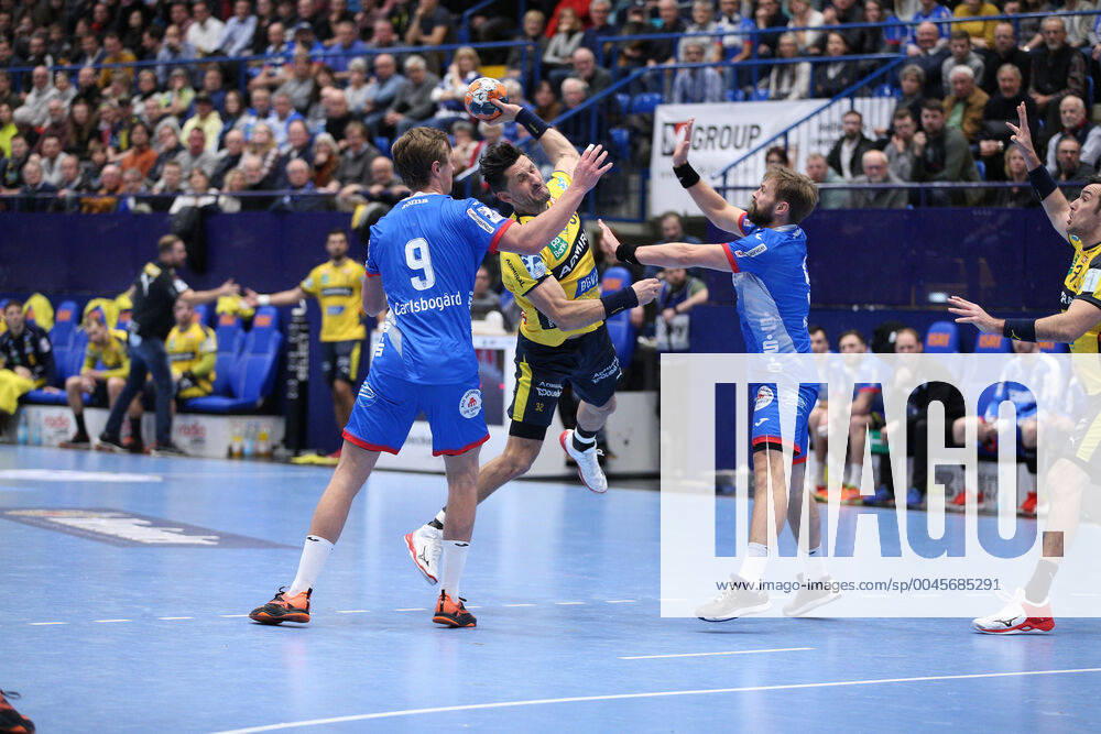 V.l. Jonathan Carlsbogard (TBV Lemgo Lippe 9), Alexander Petersson (Rhein-Neckar Loewen 32), Andrej Kogut (TBV Lemgo Lippe 5) GER, Handball, 1. Bundesliga, TBV Lemgo Lippe gegen Rhein-Neckar Loewen, 12.12.2019 Lemgo