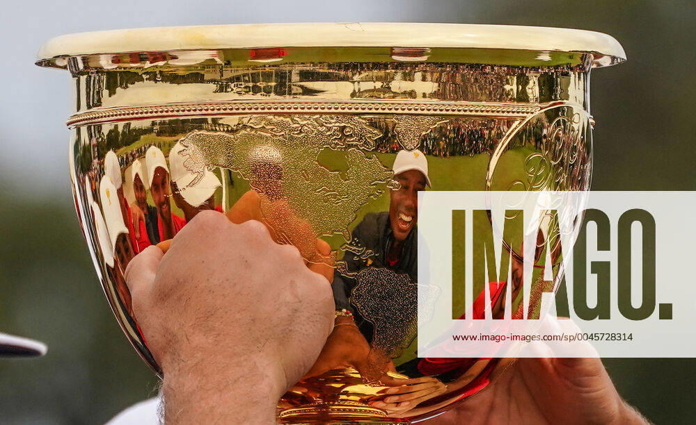 Bilder des Jahres 2019, Sport 12 Dezember GOLF PRESIDENTS CUP, Playing Captain Tiger Woods of the United States team is reflected in the trophy as he celebrates with the cup after they defeated the International team 16-14 during Sunday Singles matches on day four of the 2019 Presidents Cup golf tournament at the Royal Melbourne Golf Club in Melbourne, Sunday, December 15, 2019. ( NO ARCHIVING, , NO USE IN BOOKS WITHOUT CONSENT MELBOURNE VIC AUSTRALIA